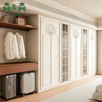 Armoire Crème Française avec Portes à Motifs Sculptés CNC, Vitrine en Treillis de Verre et Section Ouverte en Bois