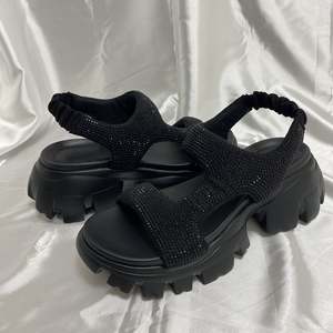 Sandales plates légères à cristaux et lanières épaisses pour femmes, semelle épaisse, sportives, élastiques, avec logo personnalisé, collection Evergreen Printemps - Product Image 2