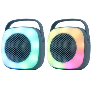 Groothandel Nieuwe Ontwerp Kleur Led Licht Spelen Met Bt Usb Fm Functie Draagbare Mini Speaker Briljante Lichtmodi Draadloze Speakers