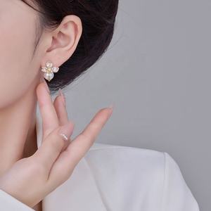 Pendientes de Botón de Lujo Ligero para Mujer, con Circonita Brillante, Diseño de Flor, Pétalo de Perla, Elegantes, Simples, Geométricos, de Cobre, para Regalo - Product Image 4