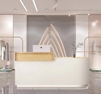 Comptoir d'accueil en bois massif conçu pour les entrées de magasins, les salons de coiffure, les zones de réception et les bureaux