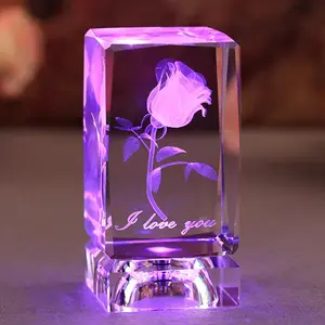 Eer Van Kristal Groothandel Roterende Lichtbasis Led K9 Kristalglas Rose Laser Gegraveerd 3d Kubus Kristal Huwelijksgeschenken Voor Gasten