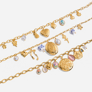 Colgantes de Acero Inoxidable con Baño de Oro de 18K: Perlas, Mariposas, Flores, Piñas, Corazones y Cajas de Fotos – Joyería de Regalo - Product Image 1