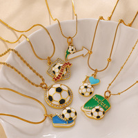 Collier pendentif football plaqué or avec zircon transparent et émail, bijou sportif en forme de trophée et de cœur pour les fans de football (hommes et femmes)