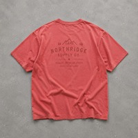 T-shirt rouge léger coupe ample avec poche poitrine, logo imprimé numérique personnalisé, style vintage délavé, manches courtes pour homme