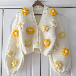 Cardigan en tricot court pour femme, rose épaisse, style rétro, fait main au crochet, motif floral, cadeau personnalisé pour l'hiver - Product Image 2