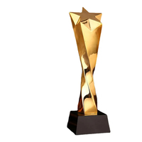 Trophée en résine étoile à cinq branches plaquée or Honor of Crystal avec base en cristal de verre noir
