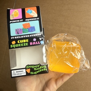 Juguete de peluche de oso Flash con logo, cubo de hielo cuadrado y triangular, juguete para apretar Schylling Needoh, juguete de TPR para aliviar el estrés - Product Image 6