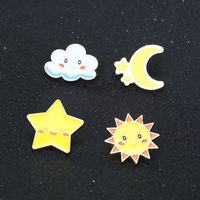 En gros, Nouvelles Broches de revers en métal émaillé, créatives et adorables, à motifs de dessins animés Soleil et Lune, Nuage et Étoile, pour enfants