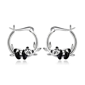Orecchini a Forma di Panda per Donne, Gioielli Minimalisti Ispirati agli Animali - Product Image 1