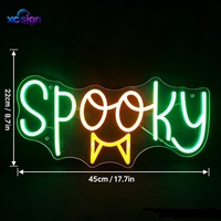 Décoration murale d'Halloween lumineuse à LED alimentée par USB avec motif texte effrayant 3D, petites ailes de chauve-souris jaunes et plaque arrière en acrylique transparent, pour la maison et le bar