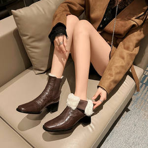 Botín de Mujer con Tacón Grueso y Punta Cuadrada, Cómodo y Multifuncional, con un Diseño de Estilo Retro - Product Image 2