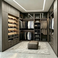 Dressing moderne de luxe sur mesure avec placard à chaussures en verre trempé effet bois, éclairage LED et rangement multi-zones pour chambre à coucher