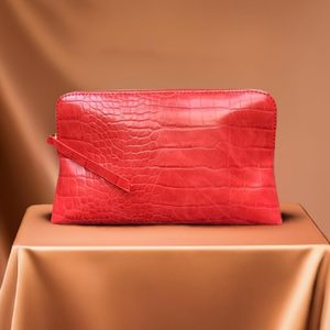 Borsa Cosmetica Personalizzata con Logo in Pelle di Coccodrillo, Elegante Organizer Rosso per il Trucco con Texture Vegana Premium Effetto Coccodrillo, Ampio Astuccio per Cosmetici - Product Image 6