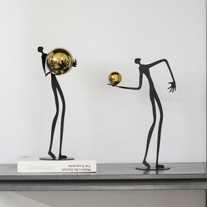 Sculptures en métal d'<span class=keywords><strong>art</strong></span> moderne les plus populaires pour la décoration de bureau, sculpture de figurine tenant la balle pour la décoration de la maison - Product Image 4