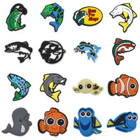 Breloques en gros pour chaussures sur le thème des animaux marins, boucles décoratives en forme de poisson pour bracelets de chaussures, breloques personnalisées en PVC pour sabots, cadeaux d'anniversaire pour enfants