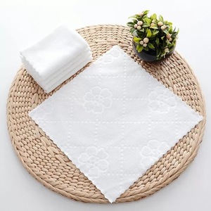 Fazzoletto in microfibra bianco piccolo quadrato usa e getta con <span class=keywords><strong>pizzo</strong></span> goffrato per asilo nido e hotel - Product Image 1