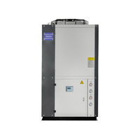 Unité de refroidissement compacte 80 kW 30 CV refroidie par air avec trois compresseurs scroll, composants principaux incluant pompe, moteur et unité de chauffage.