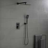 Système de douche noir mat avec vanne carrée encastrée, support mural carré, pommeau de pluie carré, double sortie et douchette à main carrée avec flexible