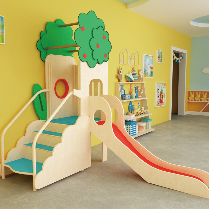 Petite aire de jeux intérieure avec toboggan en bois