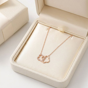 Collar con colgante de diamantes naturales y trébol de cuatro hojas doble entrelazado en oro rosa de 18 quilates para mujer, de Hong Kong Fine Jewelry Wholesaler - Product Image 4