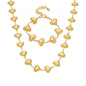 Collar de Cadena para Clavícula con Colgante de Corazón de Acero Inoxidable Chapado en Oro para Mujer, Diseño Moderno y de Gran Venta - Product Image 1
