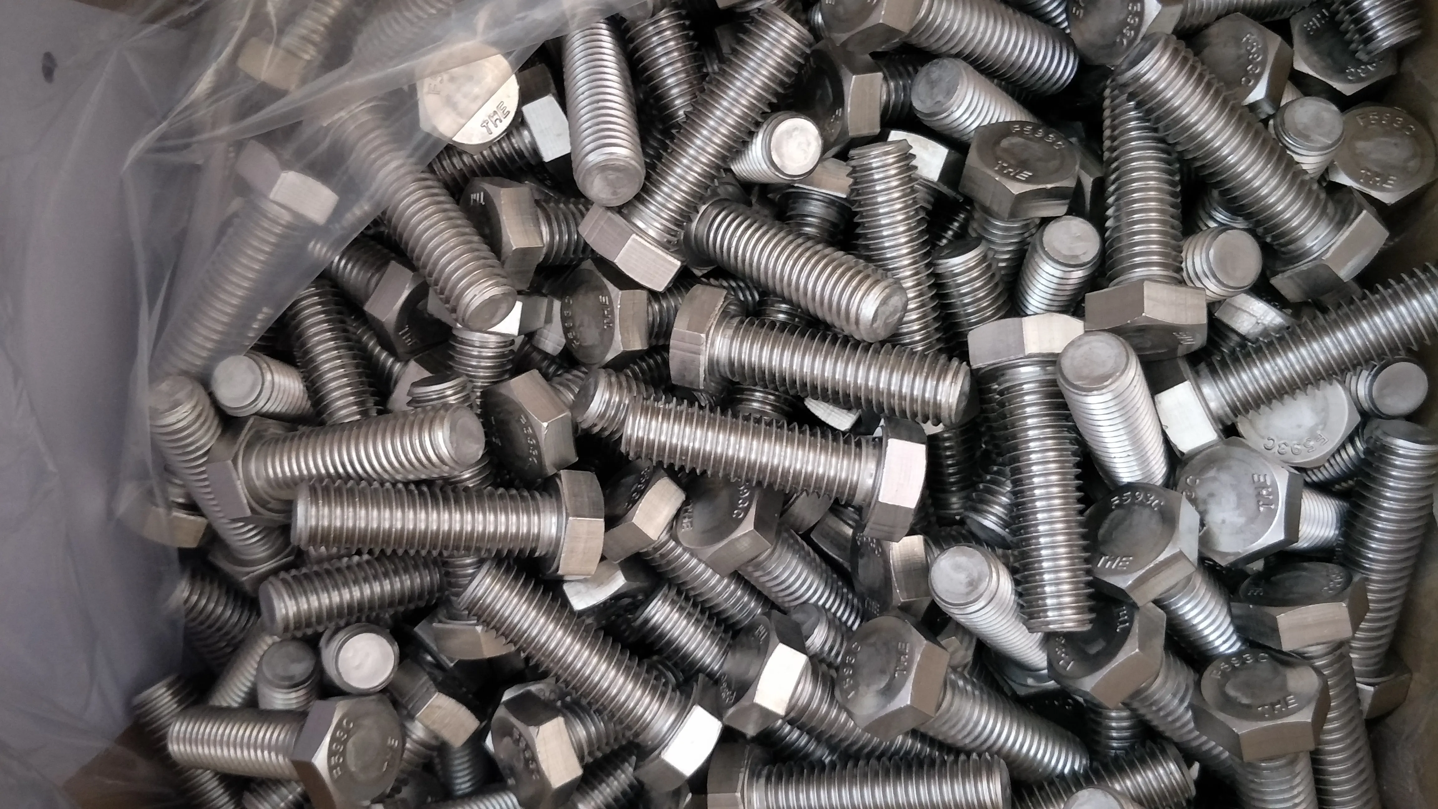 China manufacturing wholesale price grade 8.8 bolt and nut screw washer DIN931 DIN933 metric stainless steel galvanized hex bolt