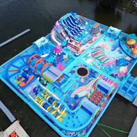 Parc aquatique flottant géant gonflable avec toboggans et parcours d'obstacles pour le plaisir du lac