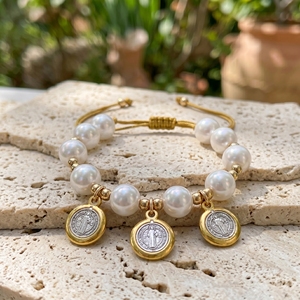 Pulseira Atacado São Bento com Pérolas de Vidro, Detalhes em Aço Inoxidável e 3 Medalhas de São Bento com Cordão - Product Image 4