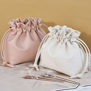 Sac de maquillage THK léger et portable pour les voyages, grand sac de maquillage pliable imperméable en PU avec cordon de serrage pour femmes - Product Image 1