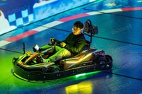 Simulateur de course de karting VR en métal pour intérieur immersif avec projecteur, jeu interactif au sol et voitures tamponneuses en cercle
