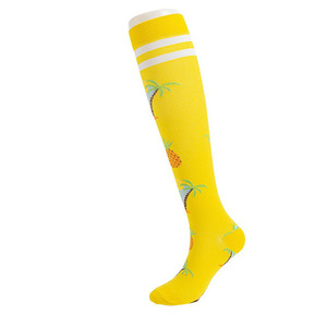 Jingwen OEM Vente en gros Hommes Femmes Fun Running Stocking 20-30mmhg Varices Aide à <span class=keywords><strong>l</strong></span>'utilisation Chaussettes de compression sport au genou haut - Product Image 5