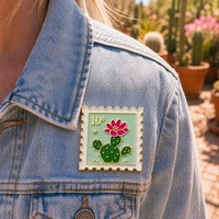 Épingles de revers populaires et magnifiques, cadeaux souvenirs, vente en gros, logo personnalisé, motif végétal, forme carrée, épingles en émail dur motif cactus de dessin animé