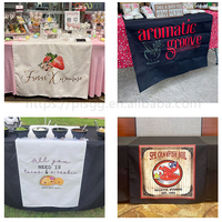 Chemin de table personnalisé en polyester par sublimation, doux et traditionnel, avec logo PANLUOSI, idéal pour mariages, événements et fêtes décoratives