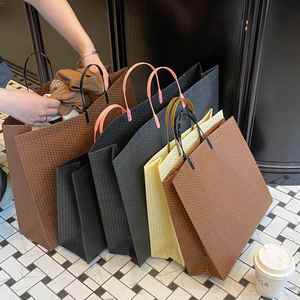 Sac fourre-tout en tissu non tissé haut de gamme pour vêtements féminins - Emballage cadeau épaissi, impression sérigraphique, utilisation en supermarché/épicerie, vente en gros - Product Image 1