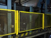 Protections de courroie transporteuse inclinée grand angle JUXIN pour éviter les chutes de matériaux en vrac dans les systèmes de convoyage par courroie montante