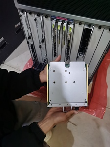 Router Empresarial Original 02350AFW NE40E-X8A con Componentes de Chasis Integrados (Incluye 2 Bandejas para Ventiladores) - Product Image 2