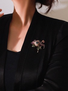Spilla smaltata tradizionale cinese Bella Viva con peonia, in rame placcato oro con perla d'acqua dolce <span class=keywords><strong>nera</strong></span>, per regali e occasioni formali - Product Image 3