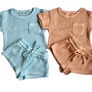 Conjunto de Dos Piezas para Niños, Estilo Casual, Camiseta con Bolsillo y Pantalones Cortos con Cordón Ajustable - Product Image 1