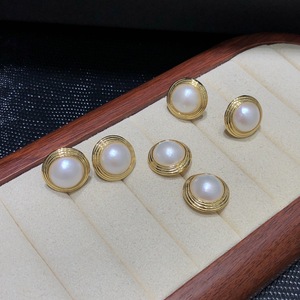 Pendientes de Perlas Mabei World, Chapados en Oro 9999 sobre Plata Pura, Perlas Mabe de Agua Blanca, Diseño Clásico Redondo - Product Image 3