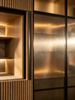 Meuble de chambre d'hôtel moderne en bois à usage commercial avec plateau en marbre, machine à café intégrée, design de porte en dalle et compartiment de rangement.