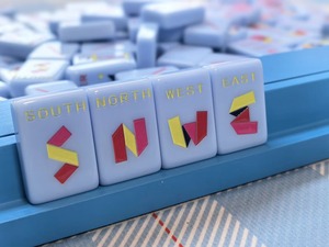 Jeu de Mahjong Américain de Luxe Moderne Minimaliste en Acrylique Bleu Gravé, 160 Pièces Pliables Écologiques pour Enfants, Jeu de <span class=keywords><strong>Ludo</strong></span> d'Intérieur - Product Image 4