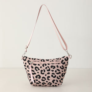 Sac banane matelassé léopard rose en nylon léger avec sangle réglable et poche avant zippée, sac à bandoulière décontracté pour le quotidien - Product Image 5