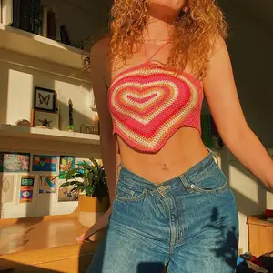 Tops de punto con cuello Halter para mujer, blusa Sexy ajustada con diseño de corazón de arcoíris, crop Top con espalda descubierta