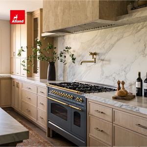 Armoire de cuisine élégante et compacte avec détails cannelés, porte en chêne blanc et bar à café en marbre Calacatta pour nouvelle construction - Product Image 4