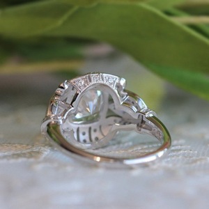 Anello con pavé in tonalità oro bianco per donna, elegante gioiello da dito alla moda - Product Image 3