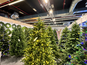 Arbre de Noël artificiel en PE en gros, OEM ODM, taille et forme personnalisées, approvisionnement en vrac pour la <span class=keywords><strong>d</strong></span>écoration des fêtes, entreprise de revente - Product Image 6