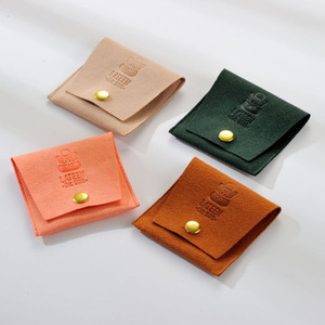 Pochette d'emballage portable pour bijoux avec logo personnalisé, en microfibre suédée, avec rabat et bouton - Product Image 3