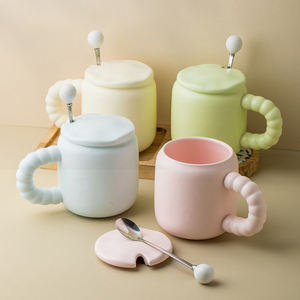 2025 nuevo diseño tazas personalizadas manijas <span class=keywords><strong>de</strong></span> perlas al por mayor <span class=keywords><strong>caramelo</strong></span> <span class=keywords><strong>Mate</strong></span> color cerámica café agua leche taza tazas mujeres regalo con tapa - Product Image 1