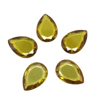 2 pierres synthétiques CZ de forme poire, facettées à deux faces, couleur jaune
